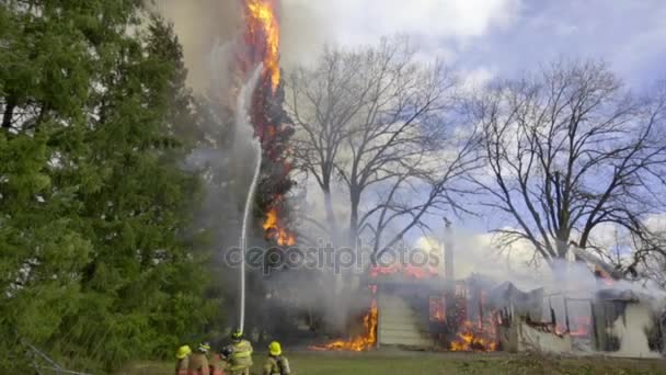 Величезне полум'я в будинку — стокове відео