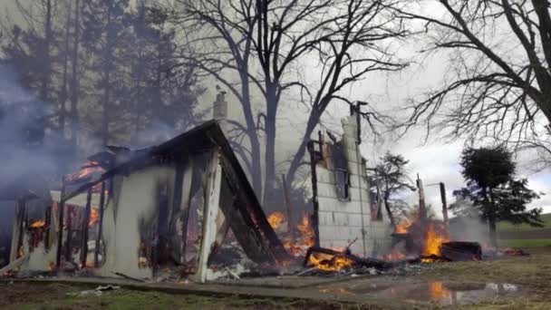 Fuego ondeando dentro de una casa de madera — Vídeos de Stock