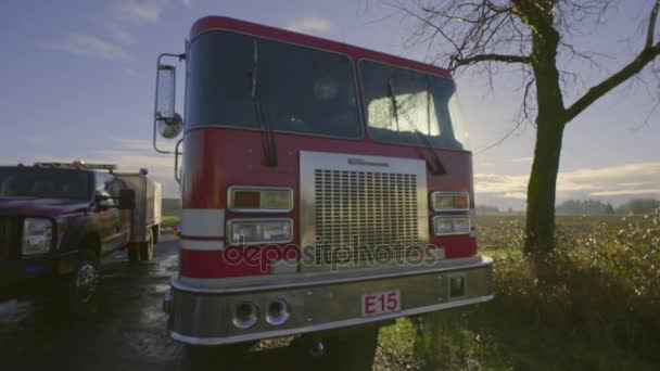 Rotes Feuerwehrauto — Stockvideo