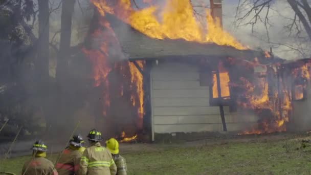 D'énormes flammes dans la maison — Video