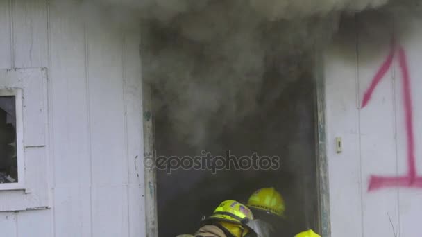 Enormi fiamme in casa — Video Stock