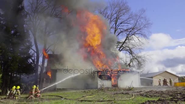Огромное пламя в доме — стоковое видео