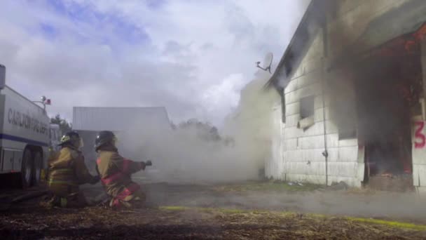 Flăcări uriașe în casă — Videoclip de stoc