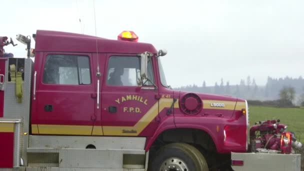 Caminhão de bombeiros vermelho — Vídeo de Stock