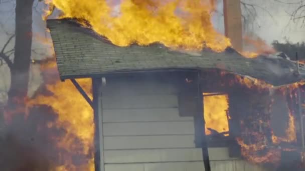 Fuego ondeando dentro de una casa de madera — Vídeos de Stock