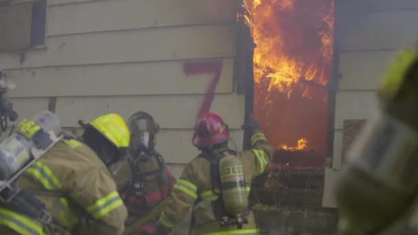 Enorme vlammen in huis — Stockvideo