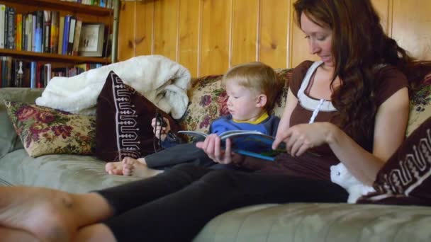 Çocuk anne dinlemek çalışıyordu — Stok video