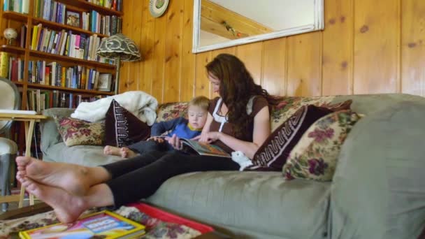 Madre leyendo libro a hijo — Vídeos de Stock