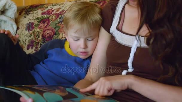 Мати читає книгу синові — стокове відео