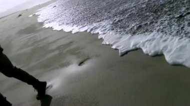 Kıyı şeridinde güneşli bir günde seçici odaklı bir kadın.