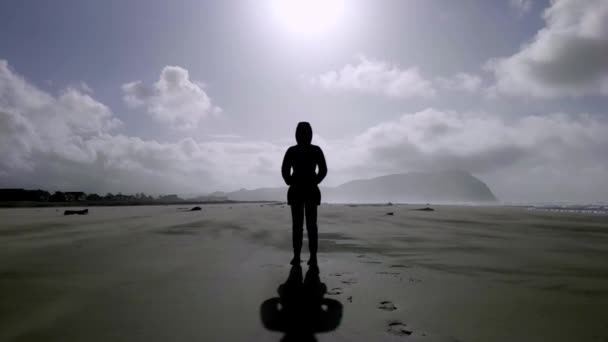 Vrouw Aan Kust Zonnige Dag Selectieve Focus — Stockvideo