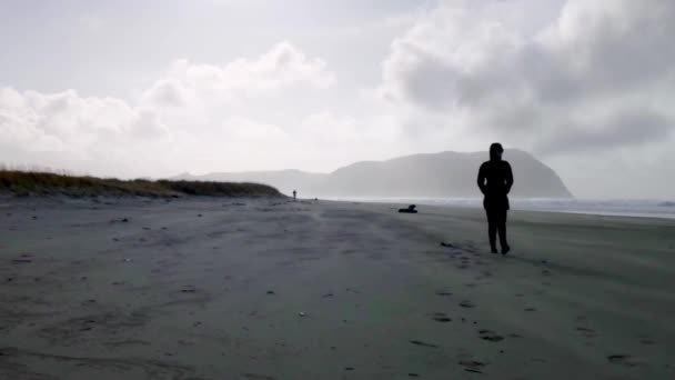 Femme Littoral Jour Ensoleillé Mise Point Sélective — Video