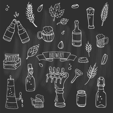 Elle çizilmiş doodle Brewery simgeler kümesi. Vektör çizim ayarlayın. Zanaat bira üretim sembolleri karikatür. Yarım yamalak öğeleri koleksiyonu bira: pub ekipman, malt, hop, cam, varil, değirmen, bira musluk.