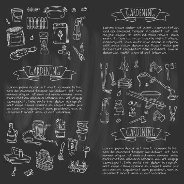 Elle çizilmiş doodle Bahçe simgeler kümesi. Vektör çizim ayarlayın. Çizgi film Bahçe sembolleri. Yarım yamalak öğeleri koleksiyonu: çim biçme makinesi, düzeltici, kürek, çatal, tırmık, çapa, trug, el arabası, hortum reel.