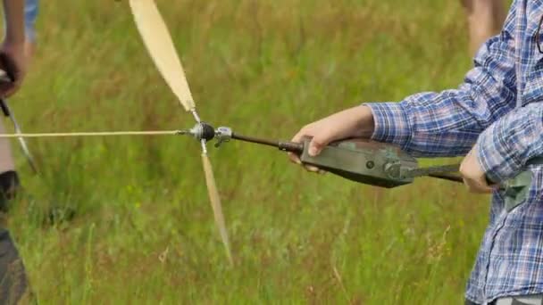 Jugendliche drehen ein Gummimotorflugzeug Modelle Wettbewerb in konotop Jungen Anpassung der Modelle vor dem Start Modelle Montage Schätzung des Fluges — Stockvideo