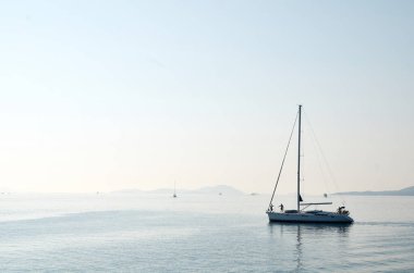 Bir sabah ufukta bir gemi