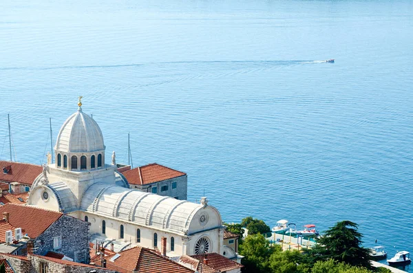 A Catedral de St. James em Sibenik, importante monumento arquitetônico do Renascimento na Croácia . — Fotografia de Stock