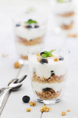 Lezzetli ev yapımı tatlı granola ve böğürtlenli yoğurt parfe