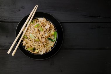 Sebze ve tofu yukarıdan aşağı düz lay Asya Chow Mein erişte
