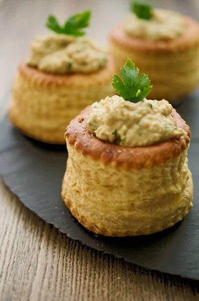 Puf böreği bouchees ton balığı forma maydanoz dolu