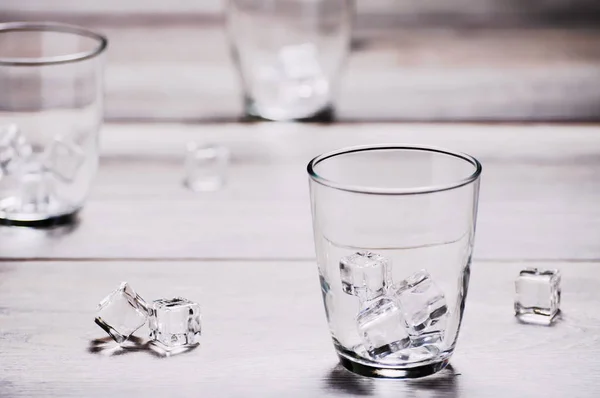 Buz üzerinde ahşap plakalar ile boş içme cam