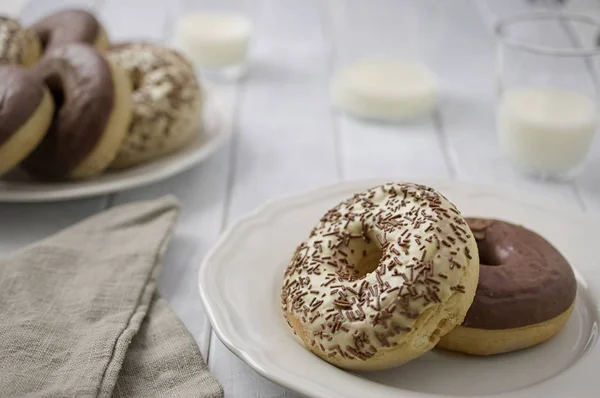 Słodki deser domowe pączki z białą czekoladą i mleka — Zdjęcie stockowe