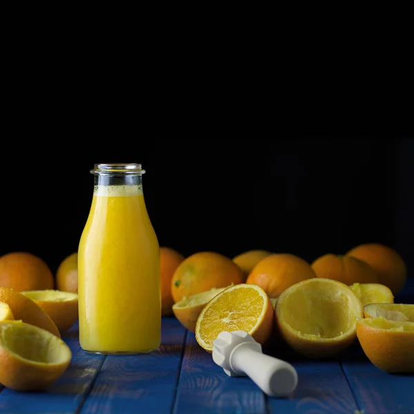 Φρεσκοστυμμένο φυσικό βιολογικό χυμό πορτοκάλι σε μπουκάλι με ΩΡΑ — Φωτογραφία Αρχείου