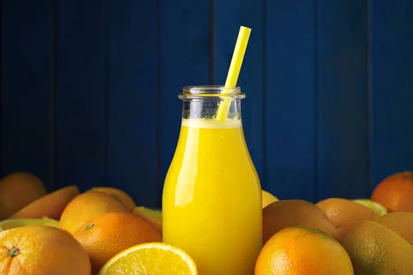 Φρεσκοστυμμένο φυσικό βιολογικό χυμό πορτοκάλι σε μπουκάλι με ΩΡΑ — Φωτογραφία Αρχείου