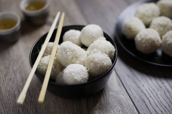 Hausgemachte chinesische Tang-Yuan-Knödel mit Kokosstreusel in B Stockfoto