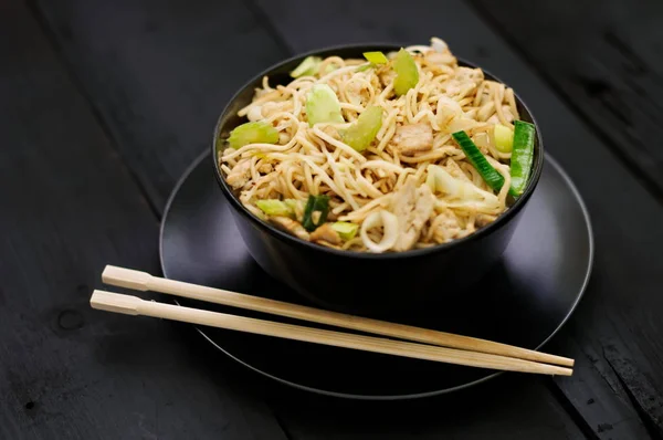 Deliciosa comida asiática Chow Mein fideos verduras y tofu Imagen De Stock