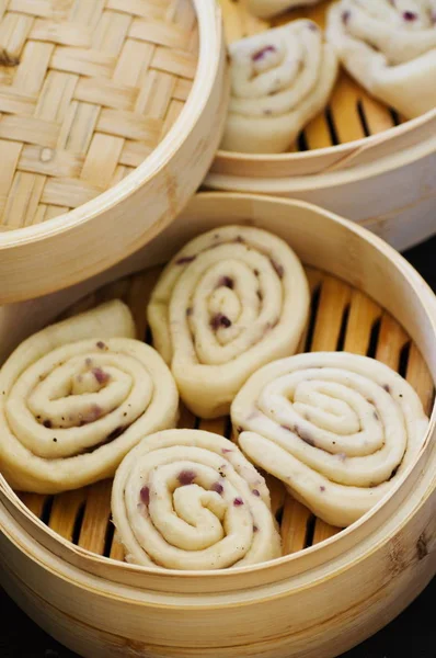 Chinesisch gedünstete Brötchen Mantou mit roten Zwiebeln Sesamöl und Paprika lizenzfreie Stockbilder