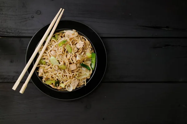 Asiatische Chow meine Nudeln Gemüse und Tofu von oben nach unten flach legen lizenzfreie Stockfotos