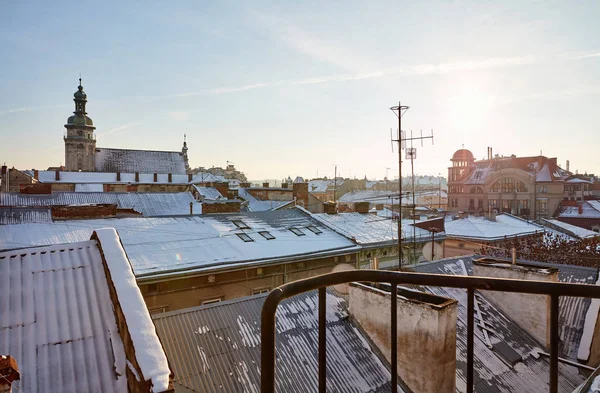 Verschneite Dächer von Häusern mit Antennen lviv, Ukraine — Stockfoto