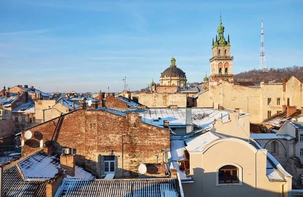 Όμορφο χιονισμένο πανόραμα των σπιτιών Lviv, Ουκρανία — Φωτογραφία Αρχείου