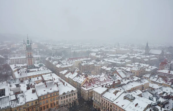 Буревій над зимовим містом — стокове фото