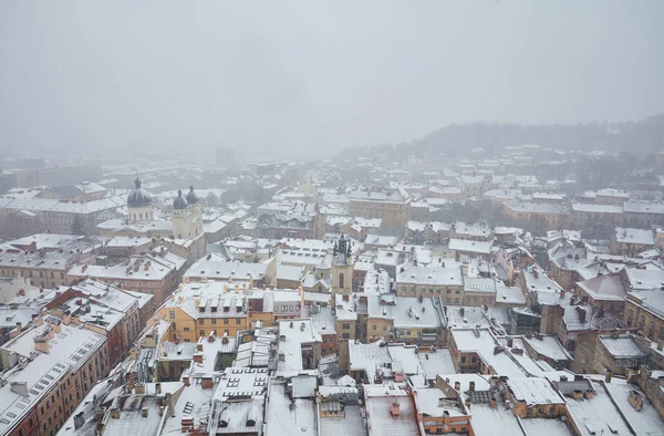 ウクライナのリヴィウで雪が降っています ロイヤリティフリーのストック画像