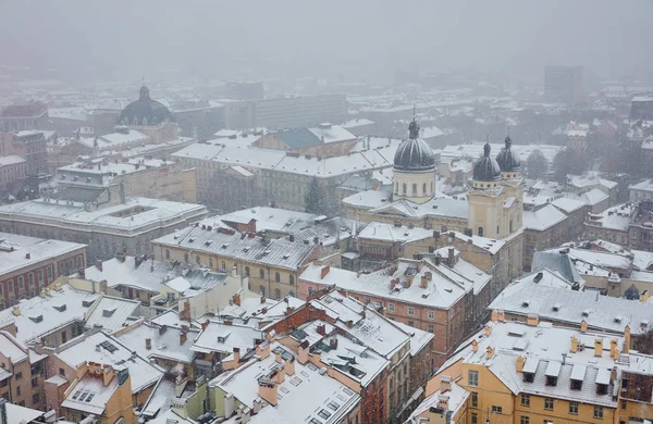 都市のリヴィウのパノラマで冬｜Liv,ウクライナ ストック写真