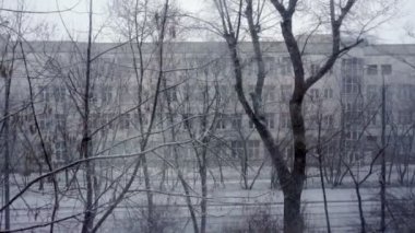 Bir kış günü kasabada yoğun kar yağışı.