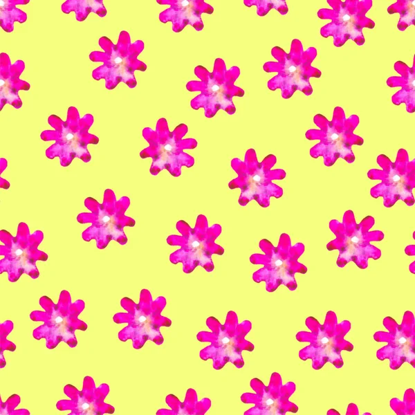 无缝花纹。手绘雏菊梅花。明亮的水彩插图。在黄色背景上的粉红色花朵。春天或夏天墙纸。为打印、 织物、 纺织、 纸。美丽背景. — 图库照片