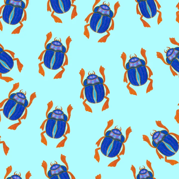 Scarabee geïsoleerd op blauwe achtergrond. Naadloos patroon met insecten, kevers. Ontwerp voor inpakpapier, omslag, wenskaart, behang, stof — Stockfoto