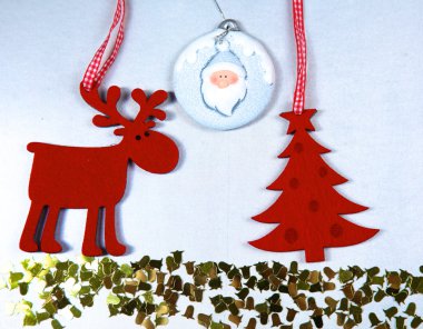 Noel. Ren geyiği ve ağaç beyaz izole etmek