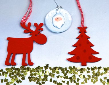 Noel. Ren geyiği ve ağaç beyaz izole etmek