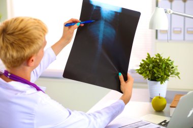 ofiste mutlu tıp doktoru kadın portresi