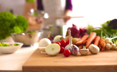 Genç kadın mutfakta yemek pişiriyor. Sağlıklı Yemek