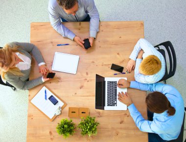 İş ortaklarının toplantıda belge ve fikirleri tartıştığı resim