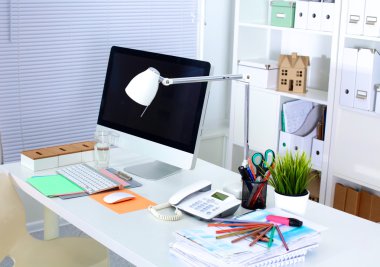 ofis çalışma masası bilgisayar ve evrak ile
