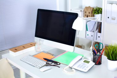 ofis çalışma masası bilgisayar ve evrak ile