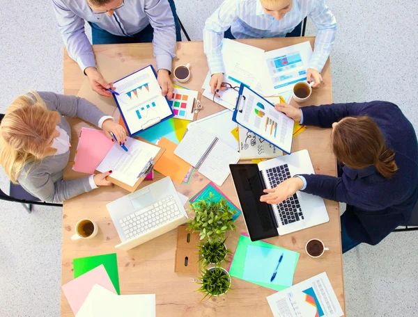 Imagen de los socios comerciales discutiendo documentos e ideas en la reunión —  Fotos de Stock