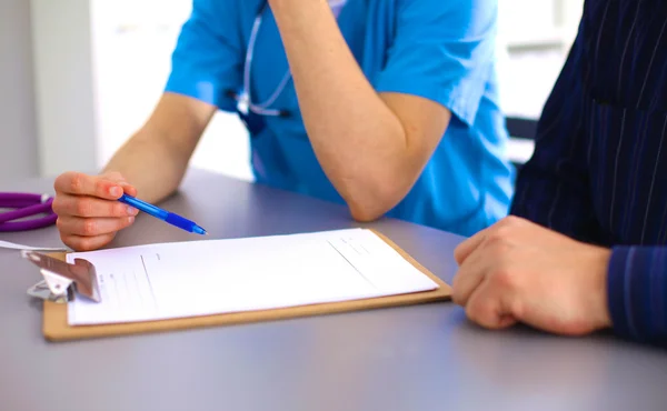 Médico y paciente en la mesa. solución — Foto de Stock