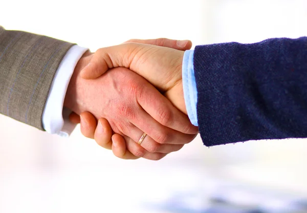 Une poignée de main d'affaires. Deux hommes d'affaires se serrant la main dans le bureau — Photo